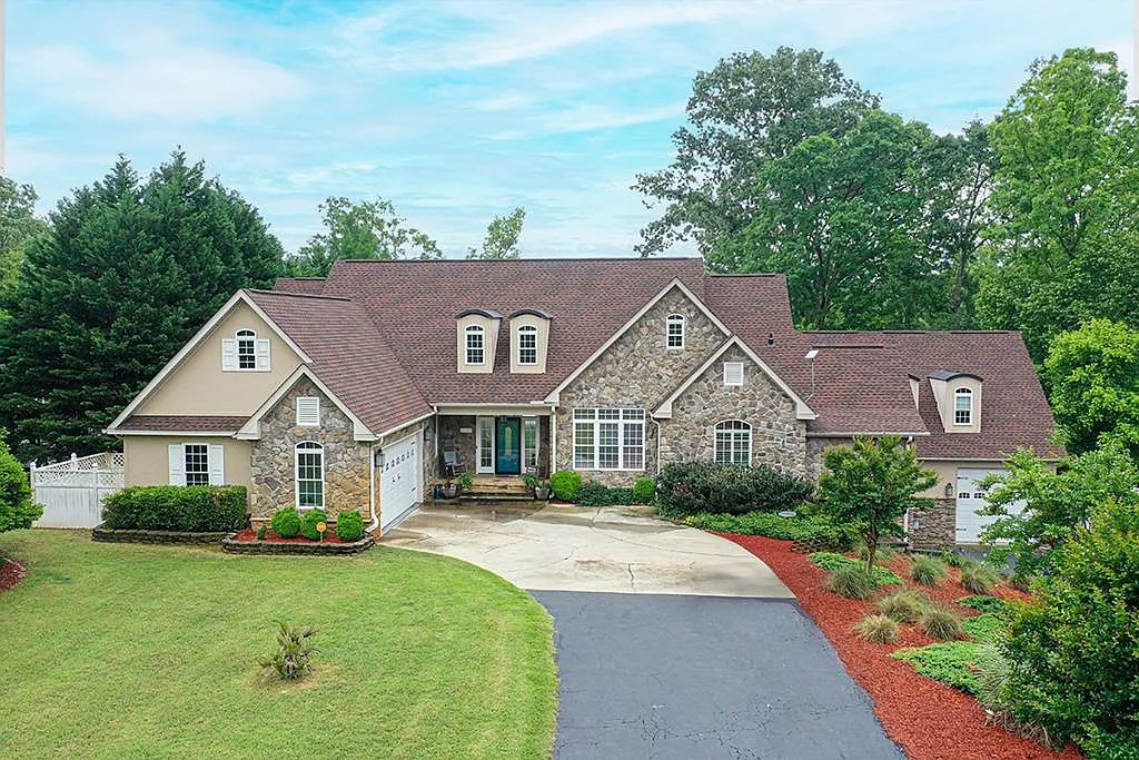 Luxurious Lakefront Home in Hodges,&nbsp;SC